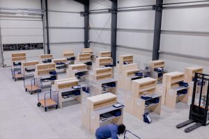 Großraumdepot von innen mit einigen Arbeitsplätzen